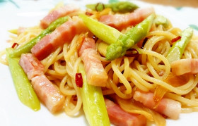 簡単!アスパラとベーコンのペペロンチーノ